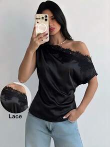 Firerie 女士新款不对称领口褶皱缎面肩部衬衫，蕾丝饰边领口，优雅黑色缎面上衣，采用不对称肩部领口和蕾丝饰边设计。这款短袖不对称下摆T恤版型修身显瘦，是工作和休闲场合的时尚百搭之选。夏季，缎面斜肩衬衫，日常通勤女式衬衫，春夏，优雅，通勤，约会，工作，度假，教师节 - 黑色 - 查看 4