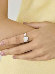 MOTF PREMIUM Pre18k Gold Plated Geometric White Shell Simple Temperament Ring - Yellow Gold - View 6