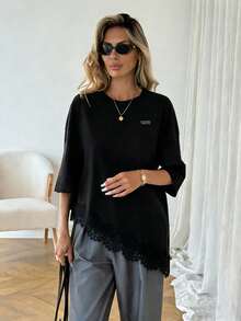 SHEIN LUNE 女士休闲纯色不对称下摆蕾丝拼接字母刺绣图案T恤，百搭日常穿着，春夏休闲上衣，适合度假、夏季、春季、春假及各种场合，包括沙滩装、休闲衬衫、外套和夏季上衣。 - 彩色 - 查看 4