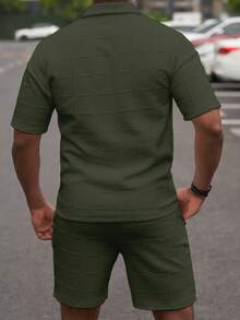 Manfinity Homme 男士夏季休閒純色短袖 Polo 衫與短褲套裝（不對稱）男士兩件套服裝 正式穿搭男裝連身套裝 - 軍綠色 - 查看 2
