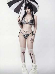 ROMWE Bộ bikini hai mảnh phong cách Gothic Punk hậu tận thế 26SS dành cho nữ, họa tiết chữ in nổi cá tính, chất liệu vải sần sùi khoét rỗng, dây đeo thắt nơ trang trí, bikini tam giác màu đen và xám, thanh lịch, lãng mạn và gợi cảm, thích hợp cho bãi biển, kỳ nghỉ trên đảo, lễ hội, tiệc tùng và mặc hàng ngày. - Xám - Xem 5