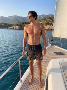 Solantero Short de plage décontracté pour hommes avec cordon de serrage à la taille, imprimé léopard et lettrage, idéal pour les vacances - Multicolore - Voir 5