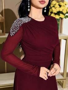 Modelyn 女士优雅褶裥长袖连衣裙，肩部饰有仿珍珠 - 酒紅色 - 查看 7