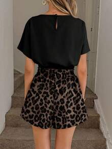 Easowa 休闲简约复古优雅通勤百搭保暖抽象豹纹图案，沙滩装、度假装、女士夏季套装，露脐上衣和短裤两件套 - 彩色 - 查看 2