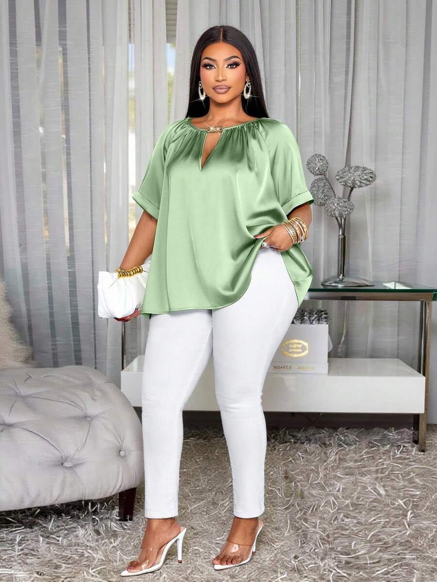 SOLERSUN Áo kiểu nữ cỡ lớn thời trang, màu trơn, chất liệu satin, xếp ly, cổ chữ V, viền kim loại. Áo tay ngắn cổ tròn dáng rộng, thoải mái, hoàn hảo cho mùa xuân và mùa hè. - màu xanh lá - Xem 1