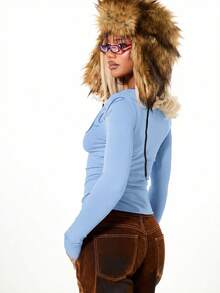 SUMWON WOMEN Blusa con hombros descubiertos, manga larga, fruncido lateral y estampado de texto para mujeres en otoño e invierno - Celeste - Ver 2