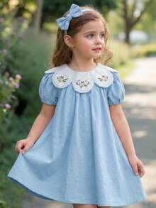 Emery Rose Kids 少女田园风花卉刺绣荷叶边泡泡袖连衣裙，百搭花卉图案圆领荷叶边撞色连衣裙 - 淺藍色 - 查看 4