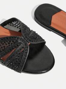 CUCCOO TILAWA Sandálias Rasteiras Decoradas com Strass Femininas - Preto - Visão 5