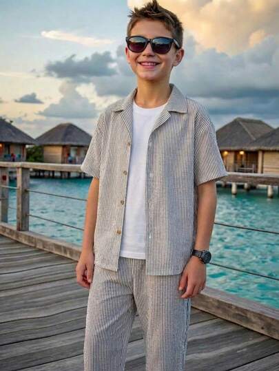 两件套男童休闲学院风舒适时尚简约实用柔软质感波浪纹Polo领短袖T恤和松紧腰长裤套装，适合秋季、春季、夏季穿着，日常穿着、户外玩耍、上学、街头风、派对和休闲场合皆宜。