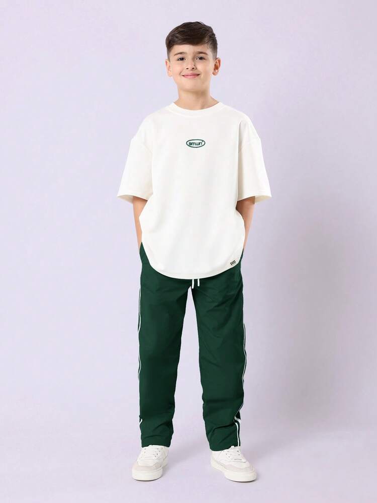 Dwuczęściowy zestaw casualowy dla chłopców, kremowy T-shirt oversize, zielone spodnie dresowe, codzienny komfortowy strój, zestaw koordynacyjny