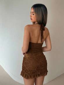 Aloruh Vestido mini ajustado bohemio Y2K para mujer, cuello halter, cintura con lazo, bajo con volantes y forro de pantalones cortos, estilo fiesta disco de los 70, para noche de verano, color marrón café - Café - Ver 2