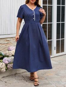 SHEIN Clasi 大码休闲条纹收腰连衣裙 夏季连衣裙 春季连衣裙 复活节连衣裙 女士优雅连衣裙 沙滩裙 沙滩装扮 婚礼宾客连衣裙 毕业礼服 母亲毕业装扮 女士优雅连衣裙 女士休闲连衣裙 女士度假装扮 女士假日装扮 女士沙滩度假装扮 蓝色连衣裙 女士连衣裙 优雅经典女士休闲连衣裙 女士正装 法式连衣裙 端庄连衣裙 长款 - 藍白色 - 查看 8