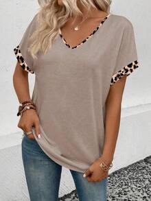 EMERY ROSE 女士V领T恤，新款时尚豹纹撞色滚边 - 卡其色 - 查看 6