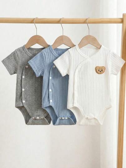 SHEIN 三件套夏季新生男婴套装，白色、蓝色、灰色短袖开衫连体衣，饰有小熊刺绣，面料舒适，款式简约休闲。
