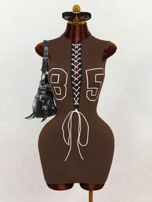 Mistrie Vestido Curto Ajustado Feminino com Estampa Numérica, Contraste de Cor e Recortes em Renda Sexy, Novo Verão Y2K - Castanho - Visão 3