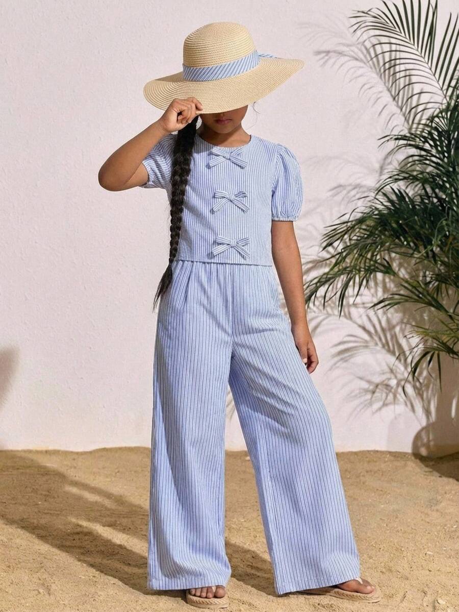 SHEIN Bộ đồ thể thao thường ngày cho bé gái, gồm áo cổ tròn ôm sát, tay phồng và quần ống đứng, kẻ sọc, màu xanh nhạt, thích hợp đi nghỉ mát và đi làm. - Màu xanh nhạt - Xem 1