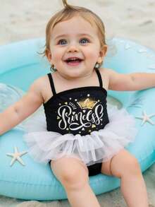 SHEIN Mono de playa informal con tirantes de espagueti, parche de malla con estampado de letras y corazones para bebé niña - Blanco y Negro - Ver 3