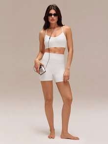 GLOWMODE FeatherFit™ Here We Glow 露背可拆卸胸垫运动文胸，适合低强度瑜伽、普拉提、健身房锻炼和日常运动穿着。 - 白色 - 查看 7