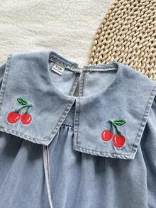 Vintaside Kids Vestido vaquero de manga larga con gran cuello bordado para niñas pequeñas, estilo occidental de primavera y otoño, diseño sencillo y lavado, adecuado para clima templado, muy apropiado para mantener cálida a la bebé en los meses frescos. El diseño es práctico y a la moda, apto para el uso diario. - Lavado ligero - Ver 6