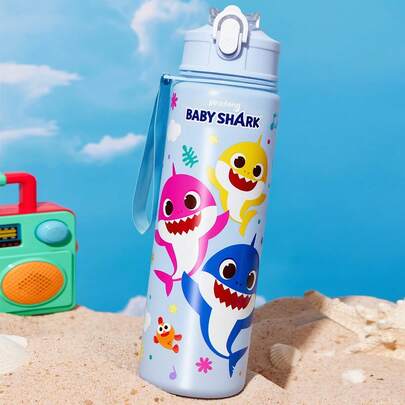 BABY SHARK X SHEIN Bình nước 750 ml (25oz) có ống hút silicon và nắp chống tràn, thích hợp cho du lịch, tham quan và học tập. Chất liệu nhựa.