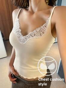 DAZY 蕾丝拼接吊带背心，内置衬垫胸罩，性感夏季女式上衣 - 白色 - 查看 3