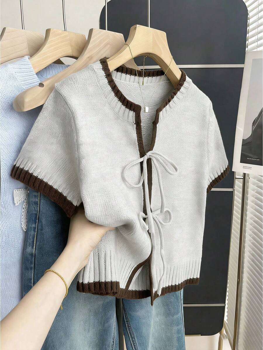 SHEIN Franclia Áo dệt kim tay ngắn cổ tròn dáng rộng thoải mái, màu kaki, có dây buộc phía trước và viền tương phản, thích hợp cho mùa xuân/hè. - Màu Xám nhạt - Xem 1