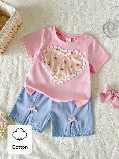 SHEIN Playful Pals Set de 2 piezas de blusa con estampado floral y de corazón con moño y falda corta para niñas bebé, primavera/verano