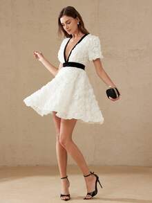 Aveloria Rosie 法式优雅女士约会/情人节精致3D立体花卉装饰V领撞色腰部喇叭短袖连衣裙 - 彩色 - 查看 1