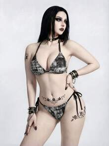 ROMWE Bộ bikini hai mảnh phong cách Gothic Punk hậu tận thế 26SS dành cho nữ, họa tiết chữ in nổi cá tính, chất liệu vải sần sùi khoét rỗng, dây đeo thắt nơ trang trí, bikini tam giác màu đen và xám, thanh lịch, lãng mạn và gợi cảm, thích hợp cho bãi biển, kỳ nghỉ trên đảo, lễ hội, tiệc tùng và mặc hàng ngày. - Xám - Xem 3