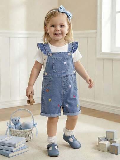 SHEIN Vintaside Kids 女婴浅蓝色水洗休闲宽松牛仔背带短裤，饰有俏皮的彩色爱心刺绣和荷叶边。采用轻盈柔软的棉质牛仔面料，是时尚女孩的必备单品，适合春夏穿着，休闲、拍照、外出、派对等场合皆宜。2026春夏新品上市。