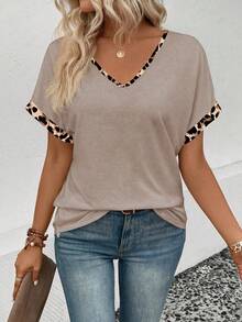 EMERY ROSE 女士V领T恤，新款时尚豹纹撞色滚边 - 卡其色 - 查看 4