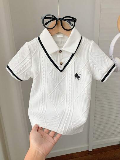 SHEIN 男童短袖纹理T恤，学院风二合一白色Polo衫，休闲舒适，时尚百搭，面料柔软，适合日常穿着、外出、上学、婚礼、度假和派对等场合。