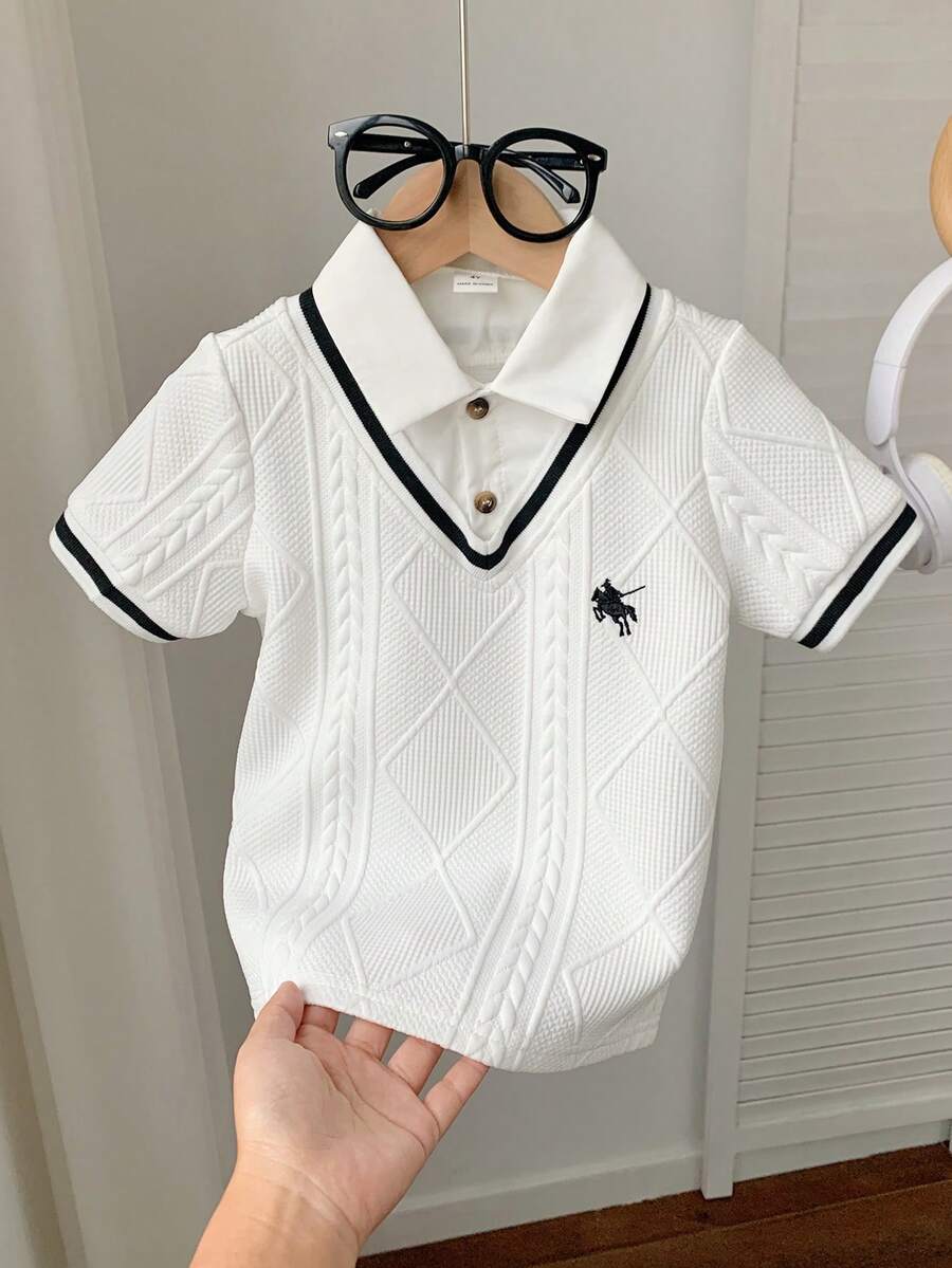 SHEIN 男童短袖纹理T恤，学院风二合一白色Polo衫，休闲舒适，时尚百搭，面料柔软，适合日常穿着、外出、上学、婚礼、度假和派对等场合。