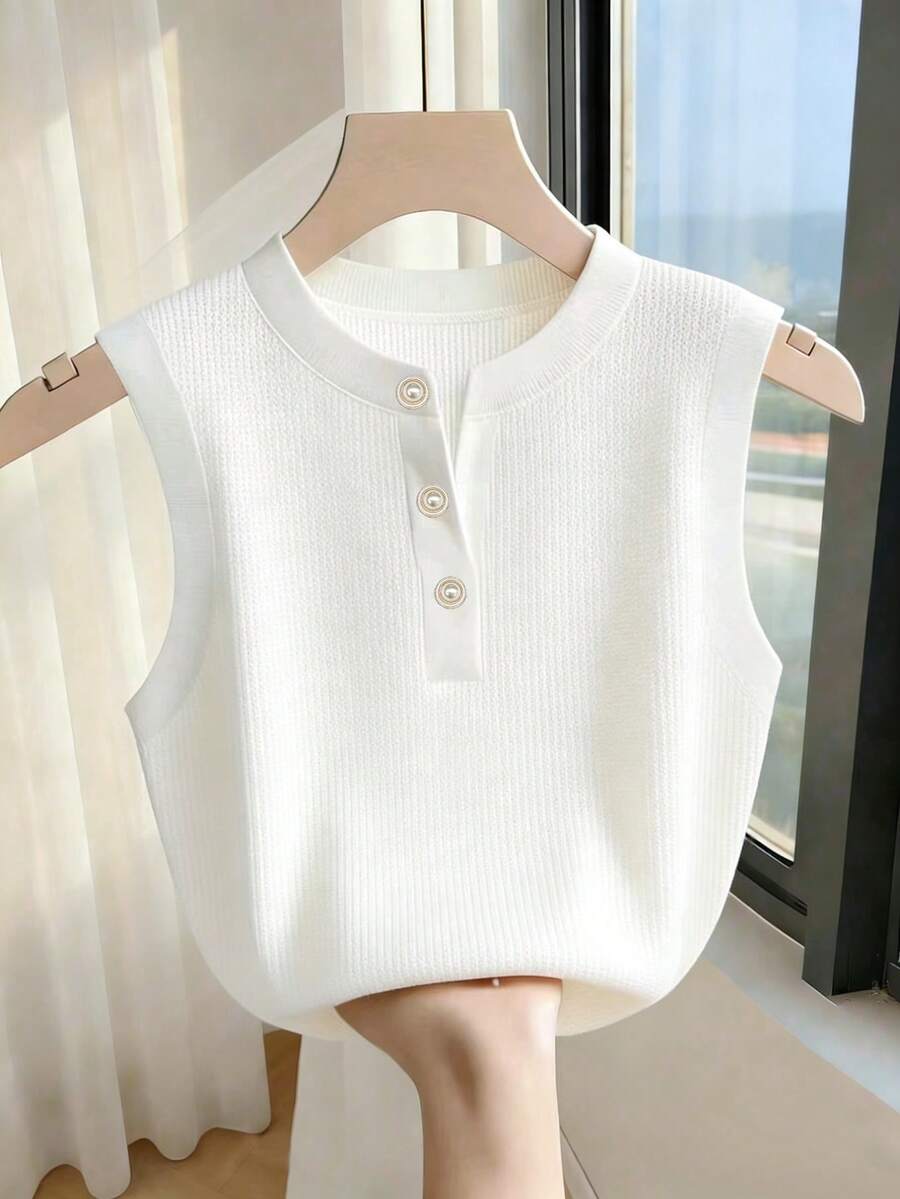 Franclia Women's Ribbed Crew Neck V-Neck Sleeveless T-Shirt With A Half-Open Placket, Paired With Delicate Metal Pearl Buttons, Loose Short-Sleeved Knit Top, Summer Knit Top, Women's Clothing, White Top, White Shirt, White Women's Shirt, Party Top, Women's Beach Wear, Women's Casual Top, Women's Vacation Wear, Summer Holiday Wear, Women's Commuting Wear, Summer Top, Women's Spring Wear, Women's Winter Top, Inner Layer Top, White T-Shirt, Off-White Vest.Graduation Season Attire, Fashionable Casual Commuter Wear, Business Office Wear, Versatile And Stylish Everyday Casual Wear, Urban Teacher's Professional Attire - White - View 1