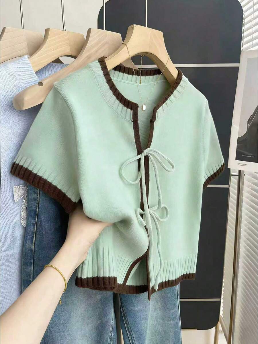 SHEIN Franclia 休闲宽松圆领短袖针织上衣,正面系带设计,撞色滚边,适合女士,春夏款式。可爱上衣,针织衫,休闲可爱上衣,短袖可爱上衣,鼠尾草绿上衣,短袖开衫,女士上衣和衬衫,职业衬衫,最新款女士上衣,新款女士休闲上衣,优雅 - 綠色 - 查看 1