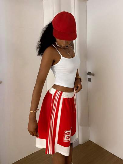 StreetHx Bộ đồ nữ gồm áo hai dây màu trơn và quần short in số, có dây rút ở eo, kiểu dáng thường ngày.