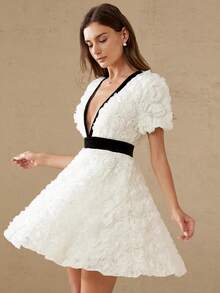 Aveloria Rosie 法式优雅女士约会/情人节精致3D立体花卉装饰V领撞色腰部喇叭短袖连衣裙 - 彩色 - 查看 2