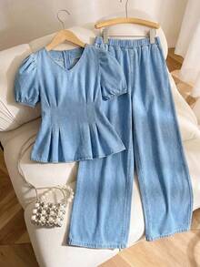 SHEIN 少女牛仔两件套：荷叶边圆领无袖衬衫和裤子，休闲装 - 淺色水洗藍 - 查看 1