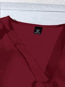 SHEIN CURVE+ 大码女式日常休闲度假V领黑色宽松衬衫，夏季度假外出上衣/秋冬季 - 酒紅色 - 查看 5