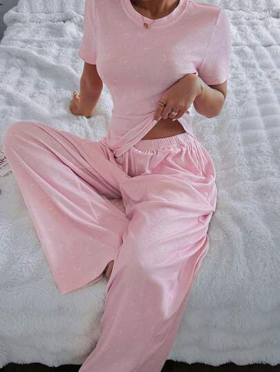 DAZY Bộ 2 món đồ ngủ nữ họa tiết quả táo dễ thương, quần short dài dáng rộng, thích hợp mặc nhà mùa hè.
