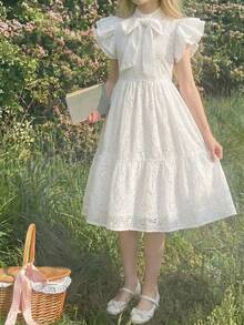 SHEIN 少女优雅度假纯白色刺绣蝴蝶结装饰立领双层荷叶袖A字连衣裙 - 白色 - 查看 4
