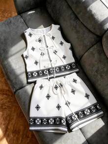 Breezaya Conjunto de 2 piezas de verano bohemio para vacaciones de mujer, top sin mangas con estampado floral bordado falso en blanco y negro con lazo delantero & shorts de cintura elástica - Blanco - Ver 1