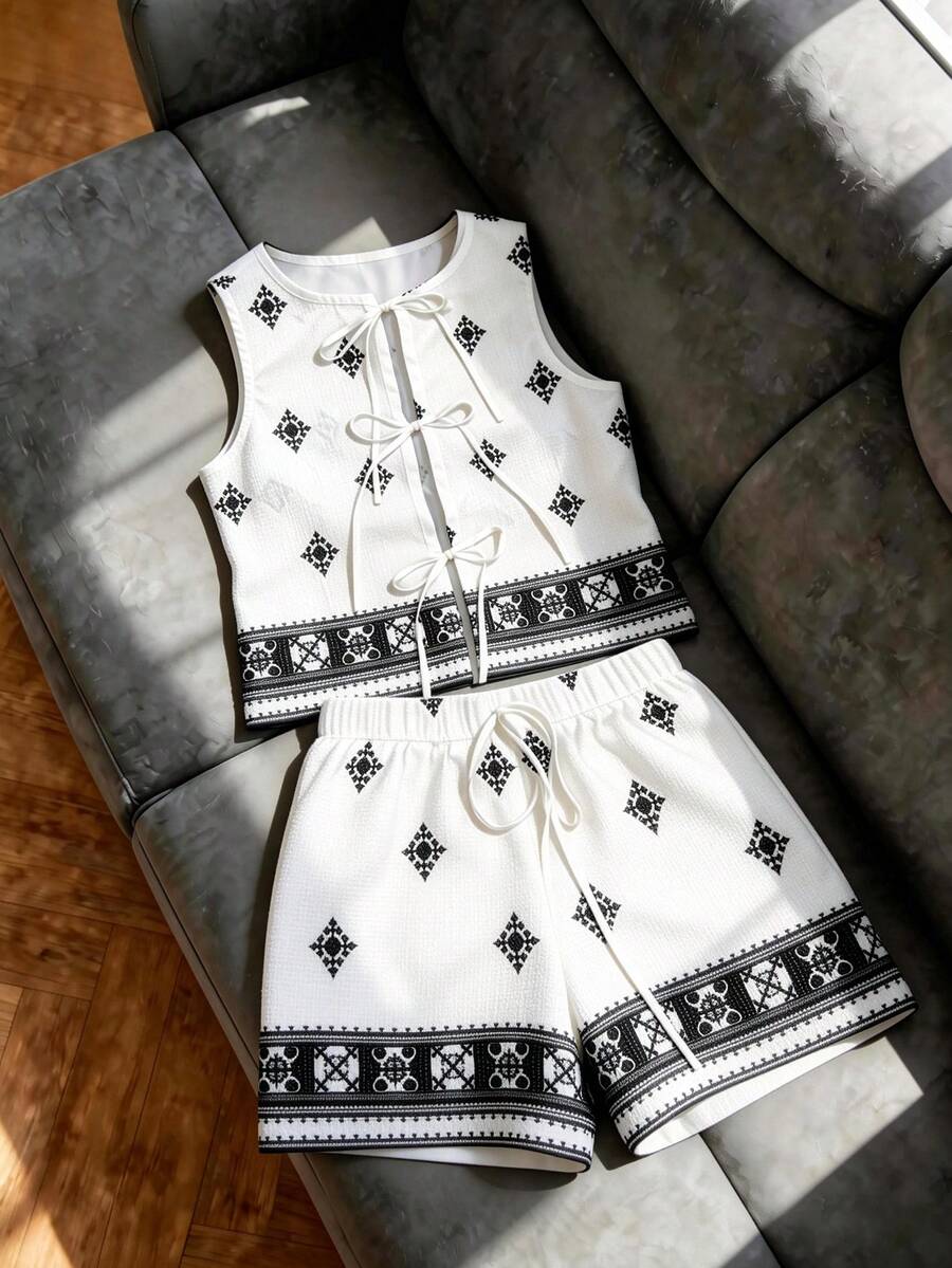 Breezaya Conjunto de 2 piezas de verano bohemio para vacaciones de mujer, top sin mangas con estampado floral bordado falso en blanco y negro con lazo delantero & shorts de cintura elástica - Blanco - Ver 1