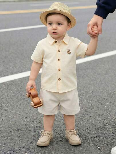 Souflis Souflis 两件套法式浅黄色短袖polo衫，饰有精致小熊刺绣图案，搭配卡其色短裤，适合幼儿男童的绅士套装，可用于用餐、派对、生日等场合。