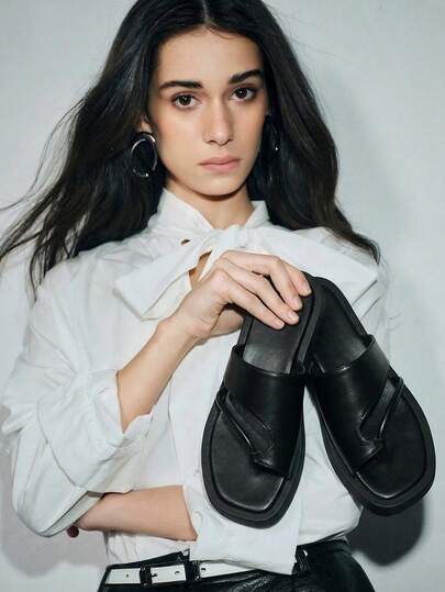 女性極簡風格T字帶涼鞋,時尚涼鞋