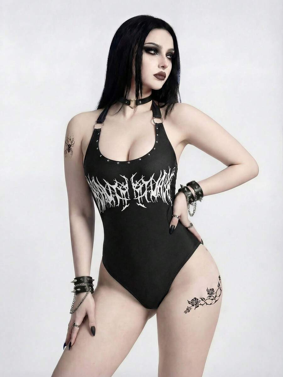 ROMWE Goth 2026 哥特朋克性感神秘连体泳衣，采用前卫设计，字母印花，金属铆钉装饰，蝴蝶结颈带，黑色、白色可选，修身剪裁，适合春夏、新年、情人节、返校季、旅行、海滩、休闲、派对、户外活动等场合。 - 黑與白 - 查看 1