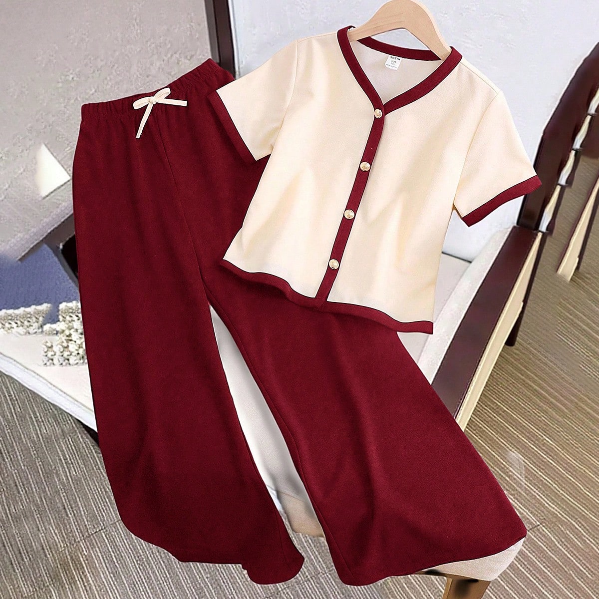 Piezas Conjunto de niña preadolescente con camisa de cuello en V de color contrastante de manga corta y pantalones casuales