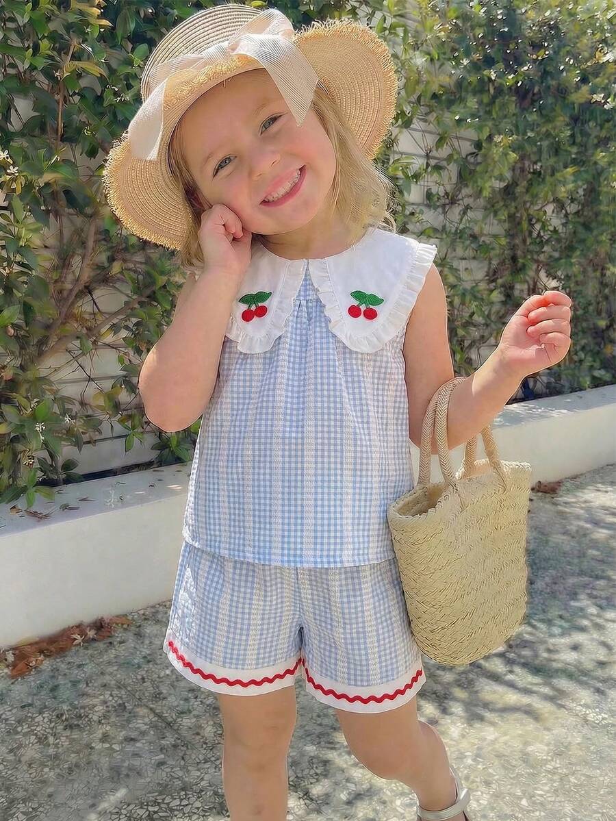 SHEIN Elladie kids Bộ 2 món cho bé gái mùa hè, áo vest dáng rộng kẻ caro cổ búp bê viền bèo trang trí quả anh đào và quần short ống đứng viền thêu, màu xanh dương, phong cách đồng quê ngọt ngào thường ngày. - Màu xanh lam - Xem 1