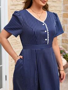 SHEIN Clasi 大码休闲条纹收腰连衣裙 夏季连衣裙 春季连衣裙 复活节连衣裙 女士优雅连衣裙 沙滩裙 沙滩装扮 婚礼宾客连衣裙 毕业礼服 母亲毕业装扮 女士优雅连衣裙 女士休闲连衣裙 女士度假装扮 女士假日装扮 女士沙滩度假装扮 蓝色连衣裙 女士连衣裙 优雅经典女士休闲连衣裙 女士正装 法式连衣裙 端庄连衣裙 长款 - 藍白色 - 查看 3