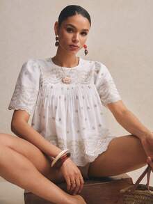 Poéselle Áo kiểu nữ tay ngắn cổ tròn in họa tiết toàn thân, thích hợp cho mùa xuân/hè. - trắng - Xem 5